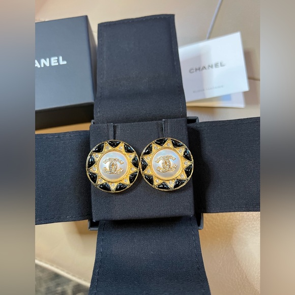CHANEL Jewelry - Chanel 19 A Coco CC pearl COCO stud Egypt collection earrings